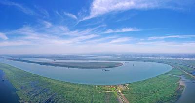 湖南岳阳水天一色长江岸线美