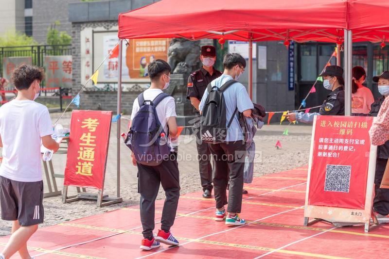安徽肥东:高考首日学生扫码测温有序进入考场-人民图片网