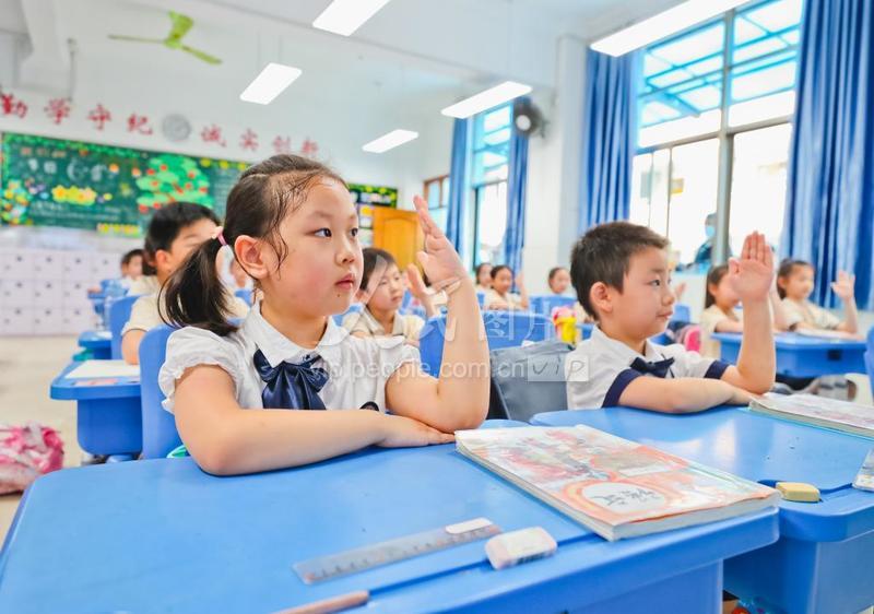 上海：走进小学课堂 体验“小学生活”-人民图片网