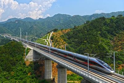 复兴号智能动车组飞驰京哈高铁