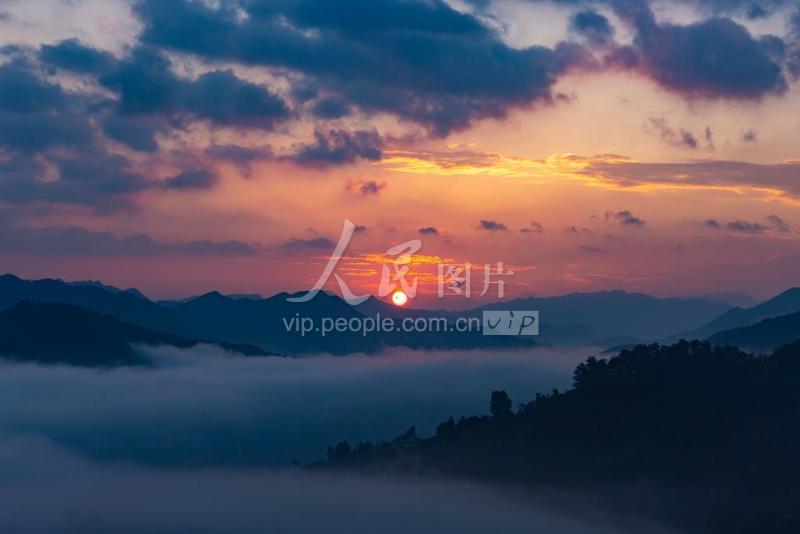 贵州纳雍:云雾蒸腾宛如仙境-人民图片网
