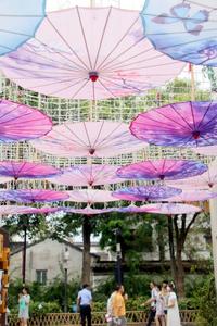 江苏苏州：夏日古街 花伞添彩-人民图片网