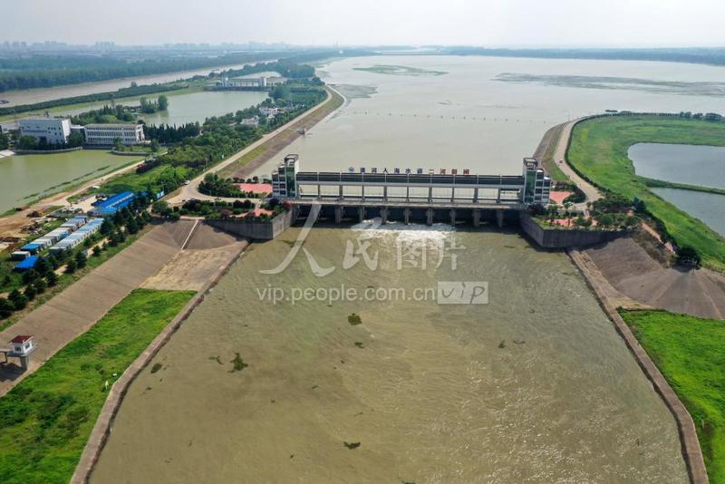 江苏淮安:入海水道今年首次开闸放水-人民图片网