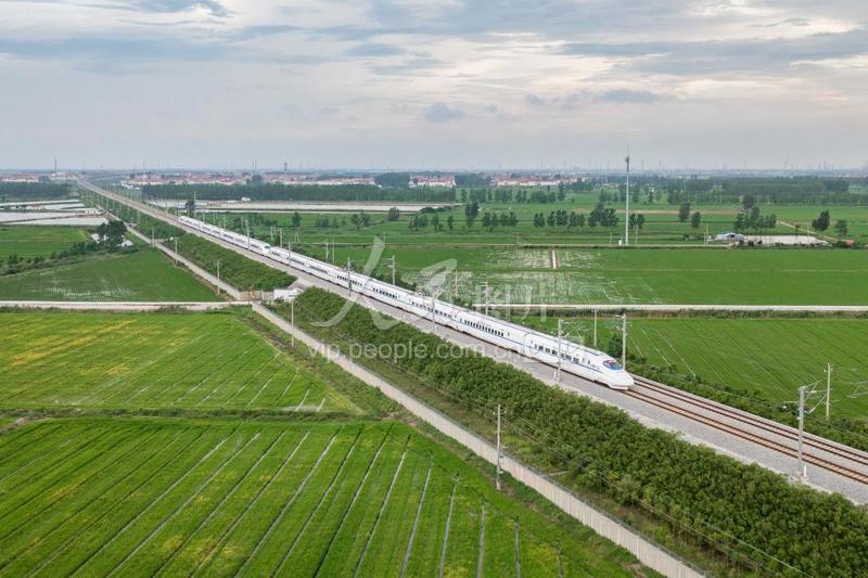 江苏连云港高铁动车入画来