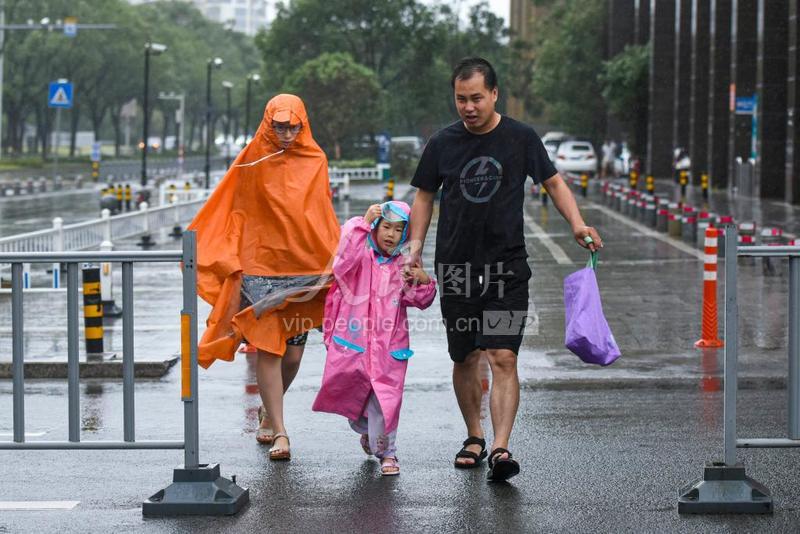 浙江宁波：台风“烟花”来袭-人民图片网