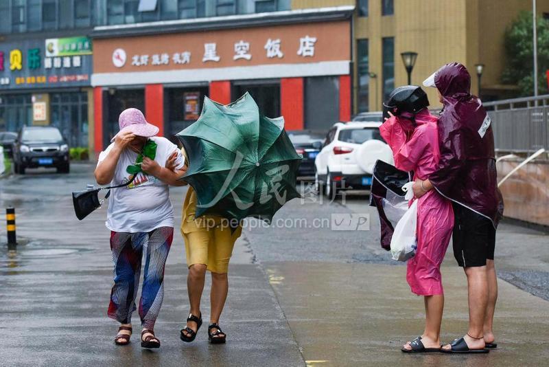 浙江宁波：台风“烟花”来袭-人民图片网