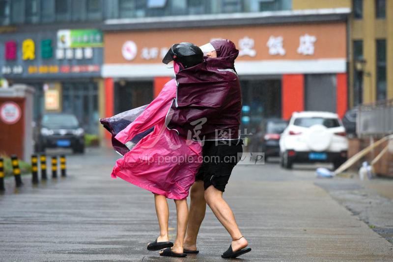 浙江宁波：台风“烟花”来袭-人民图片网