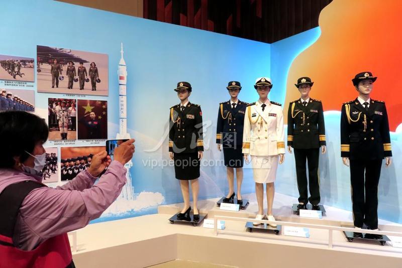 北京:“人民军队女军服主题展”举行-人民图片网
