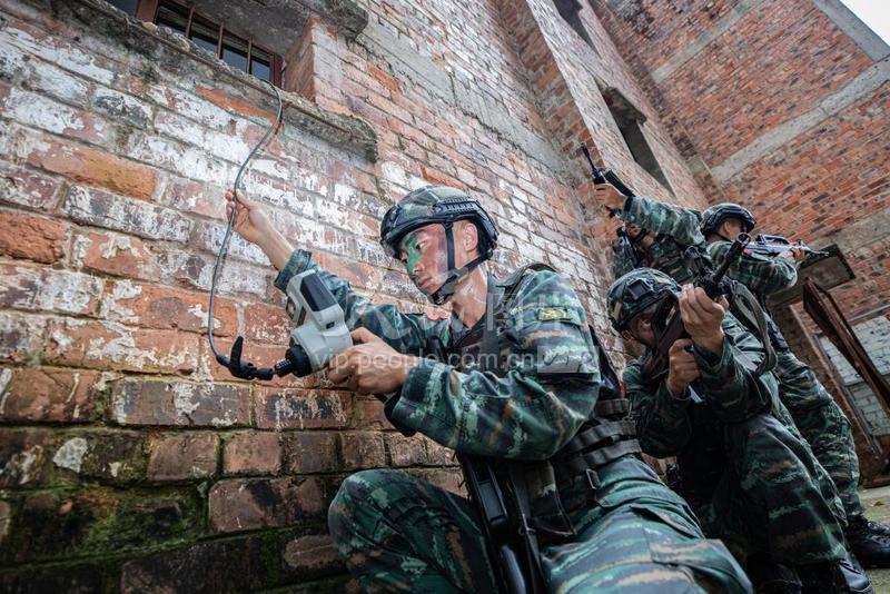 南宁:武警侦察兵开展反恐演练-人民图片网