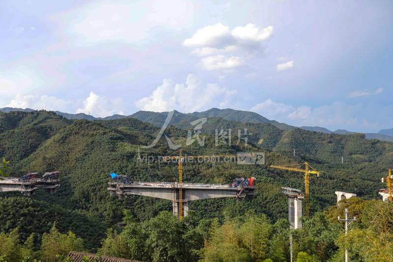 福建南靖建好高速路迎来致富路