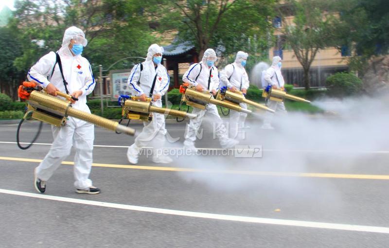 安徽淮北：校园消杀迎开学-人民图片网