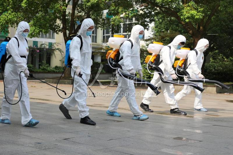 江苏张家港：校园消杀迎开学-人民图片网