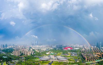 南京:雷雨过后现彩虹