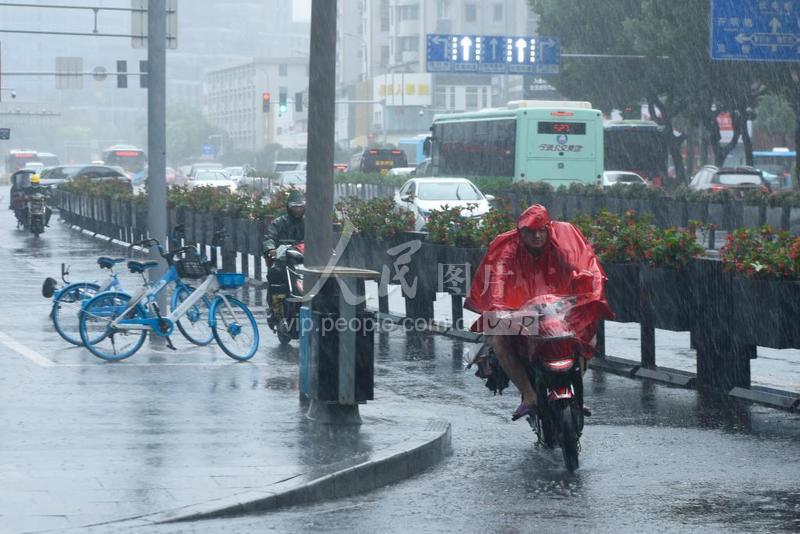 浙江宁波：台风“灿都”来袭 市民出行困难-人民图片网