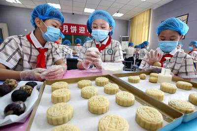 山东枣庄小学生学做月饼迎中秋
