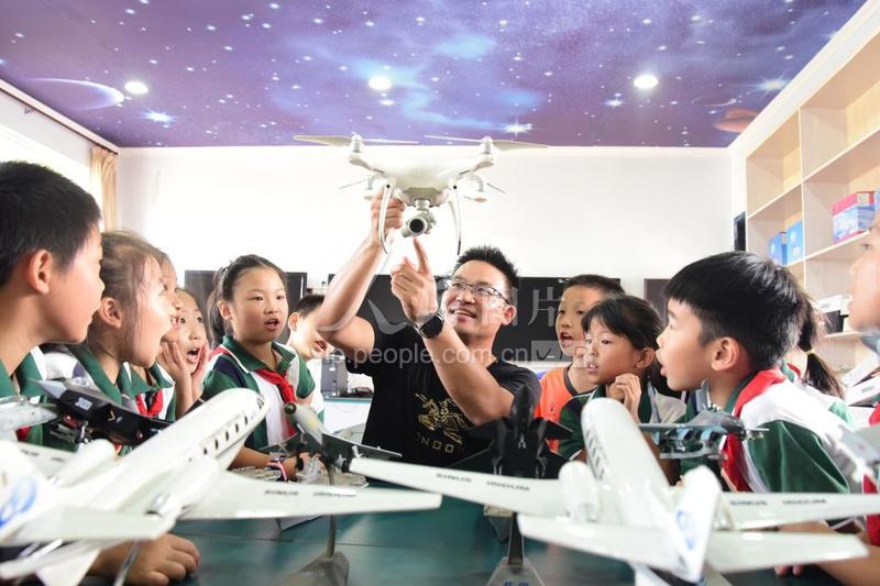 浙江建德:航模社团学生 点燃科技梦想