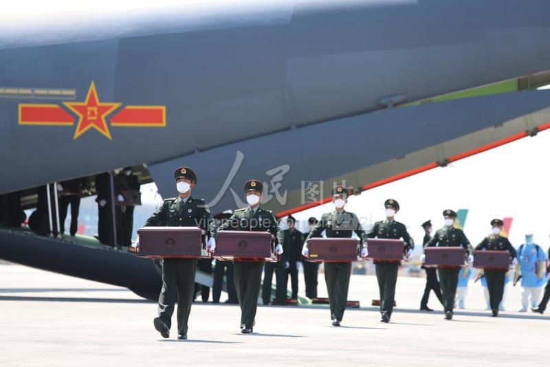 沈阳:第八批在韩中国人民志愿军烈士遗骸回国