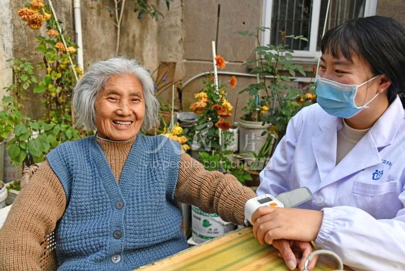 浙江仙居：家庭医生上门服务 守护群众健康-人民图片网