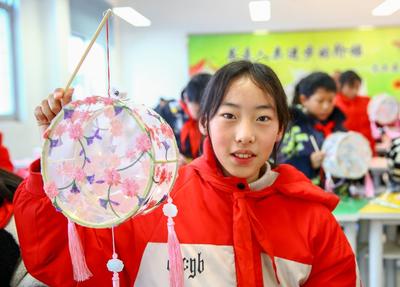 江苏如皋制作非遗花灯喜迎新春佳节