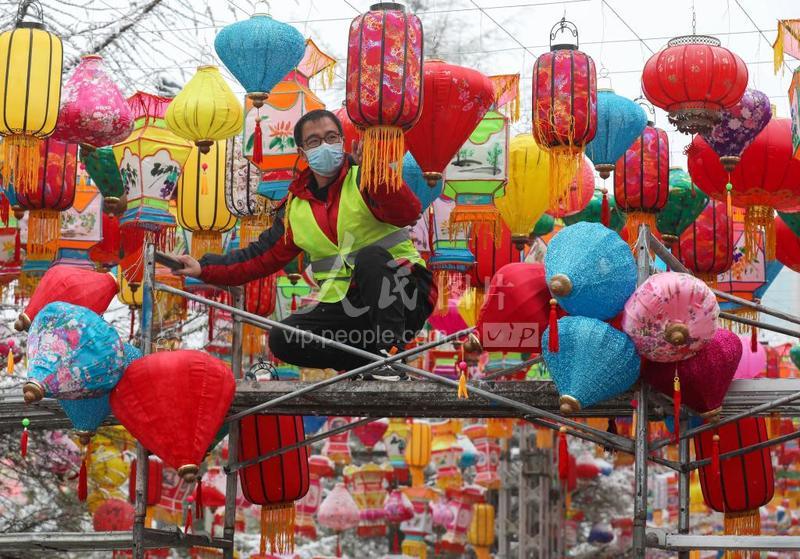 山西运城挂彩灯迎新年