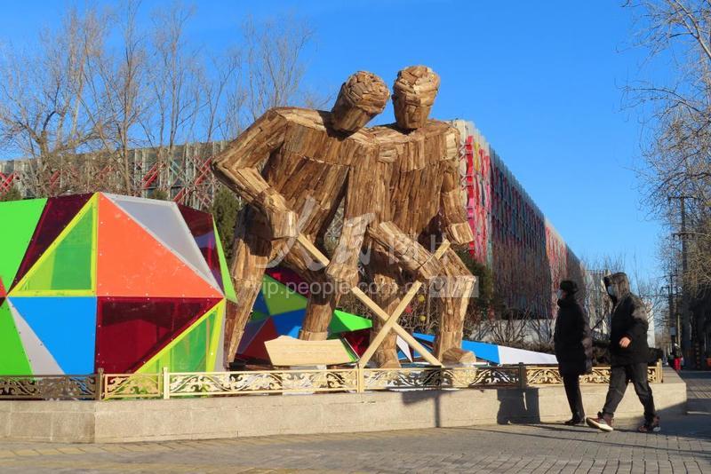 北京冬奥地景雕塑景观拼搏亮相街头