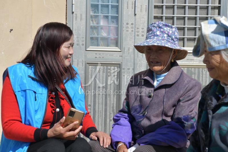 江苏泗洪：老人乐享居家养老服务-人民图片网