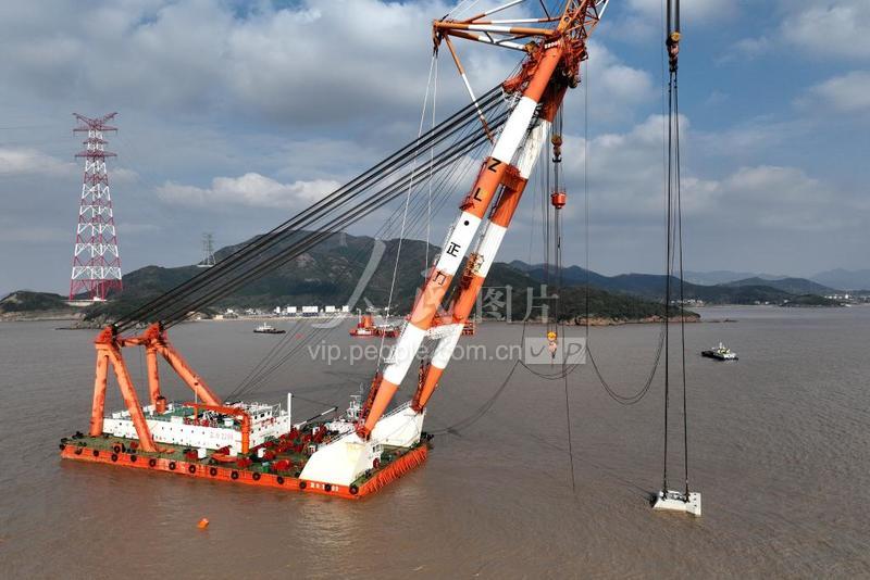 浙江舟山:安装警示浮标 保障大桥建设-人民图片网