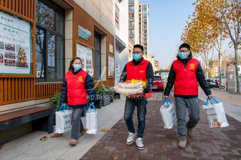 浙江金华：“小巷队伍”上门送服务-人民图片网