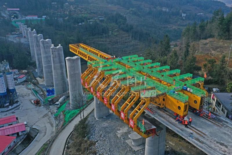 重庆彭水:高铁桥梁建设忙