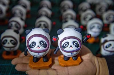 山西运城捏制陶泥冰墩墩助力北京冬奥会