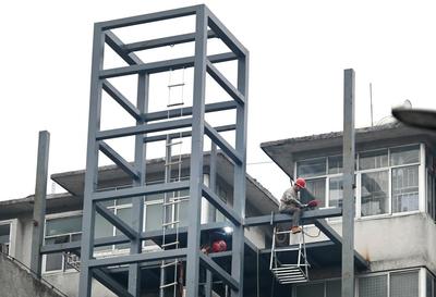 广西柳州老旧小区加装电梯施工忙