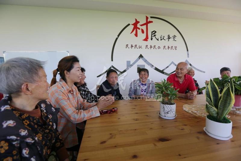 四川青神村民议事室里聚民心