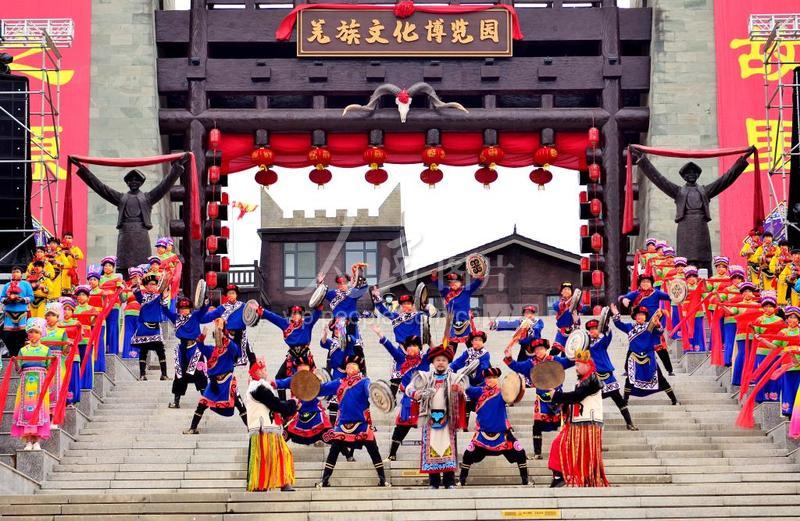 陕西宁强:传承羌族文化 羌歌羌舞庆开园-人民图片网