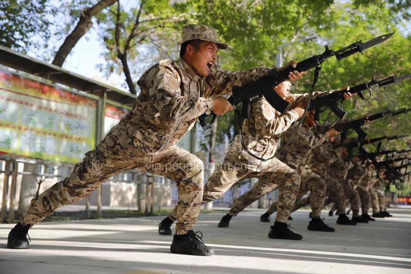 新疆武警兵团总队新兵团刺杀训练火热进行