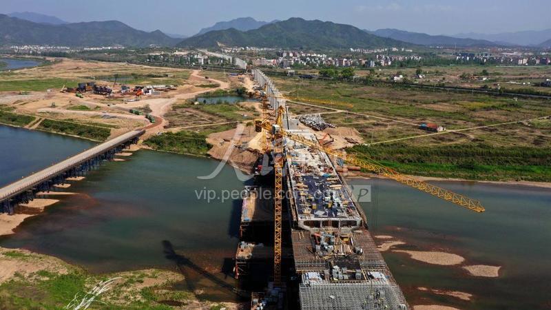 浙江金华:杭温高铁义乌特大桥开启桥梁预压测试-人民图片网