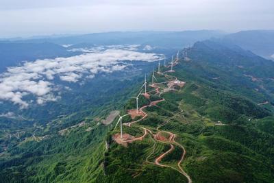重庆黔江高山大风车转出乡村新风景