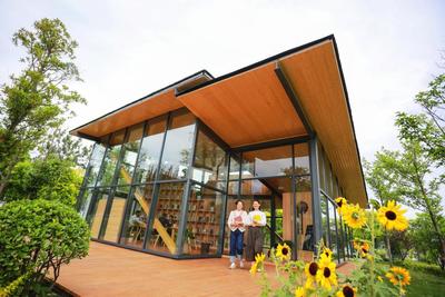 提升城市品质,在公园内建设书屋,咖啡厅,篮球场等文化体育场所,为市民