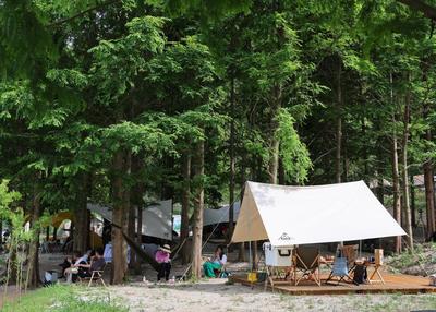 在浙江省湖州市安吉县孝丰镇夏阳村,来自长三角各地的露营爱好者在