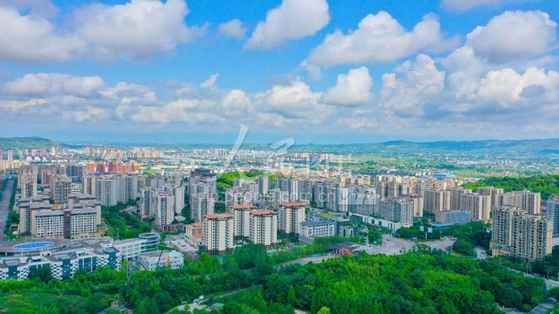 重庆梁平蓝天白云映新城