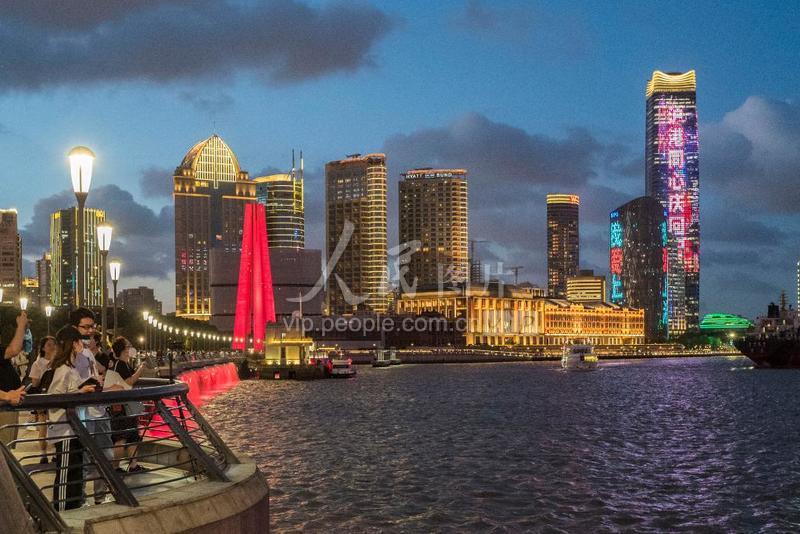 黄浦江两岸的白玉兰广场,花旗银行大厦亮灯,展示了庆祝香港回归祖国25