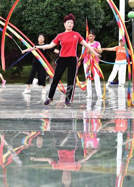 湖南嘉禾:夏日晨练 舞出精彩-人民图片网