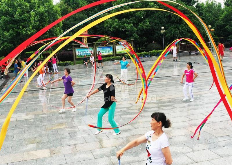 湖南嘉禾:夏日晨练 舞出精彩-人民图片网