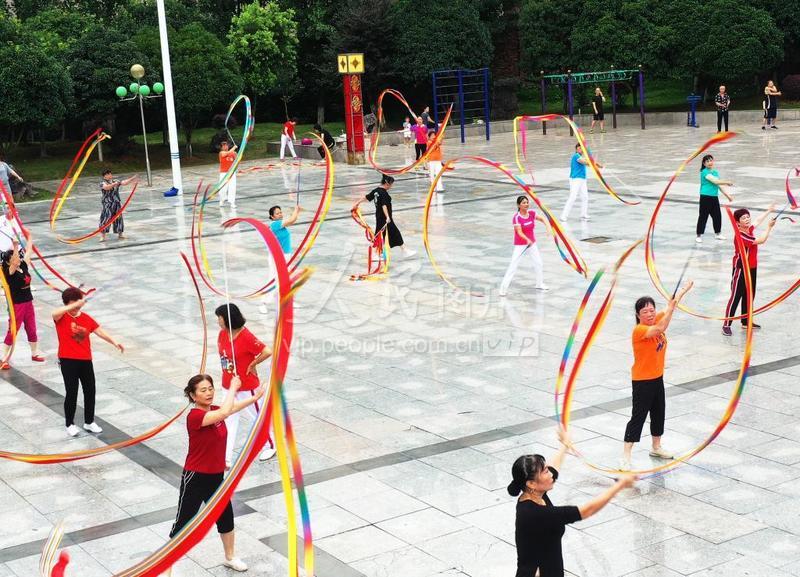 湖南嘉禾:夏日晨练 舞出精彩-人民图片网