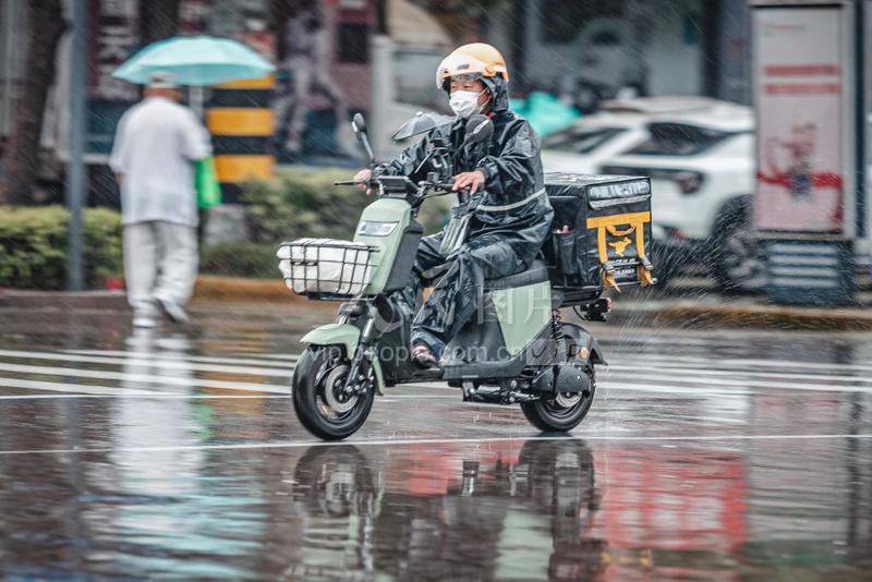 山东滕州:快递员冒雨送餐-人民图片网