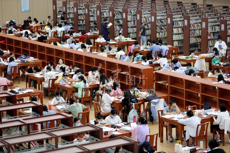 河南安阳:图书馆里阅读消夏-人民图片网
