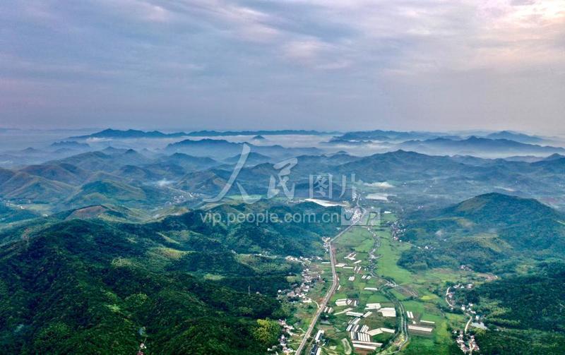 安徽芜湖:航拍农村公路美如画-人民图片网