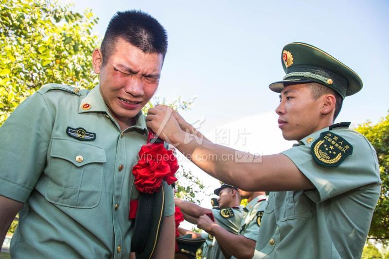广西来宾:退伍老兵卸警衔 泪洒军营-人民图片网