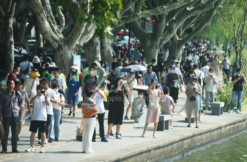 浙江杭州：西湖迎来中秋假期旅游小高峰-人民图片网