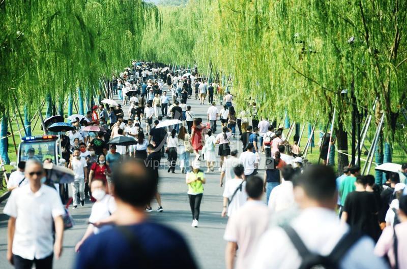 浙江杭州：西湖迎来中秋假期旅游小高峰-人民图片网