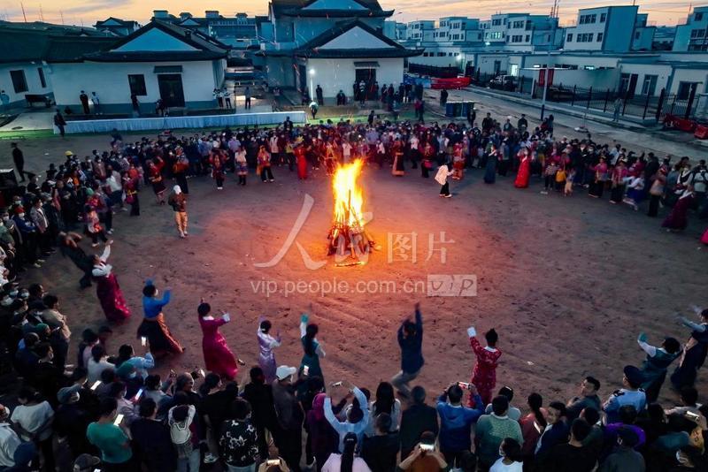甘肃兰州:舟曲搬迁群众在新家喜迎中秋-人民图片网